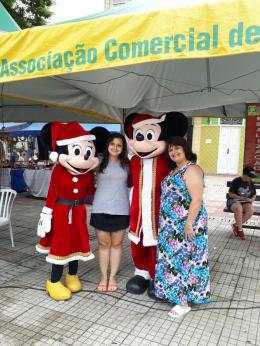Adultos e crianças tirando fotos com a Minnie e Mickey